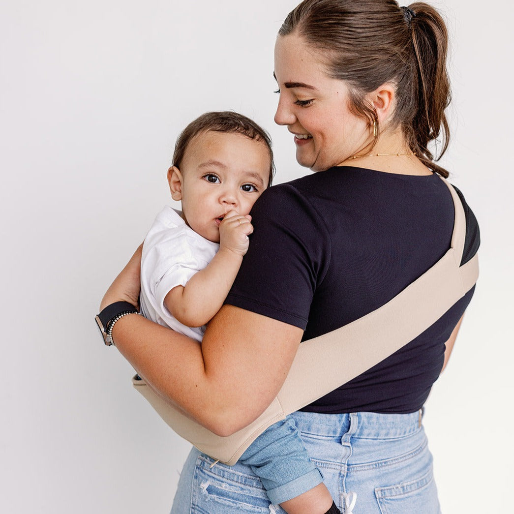 Close-up of the Sand Beige Rouu Baby II hip carrier seat