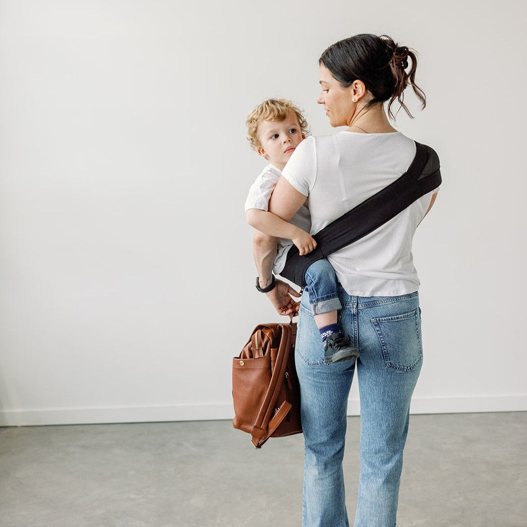 Close-up of the Jet Black Rouu Baby II hip carrier seat and buckle