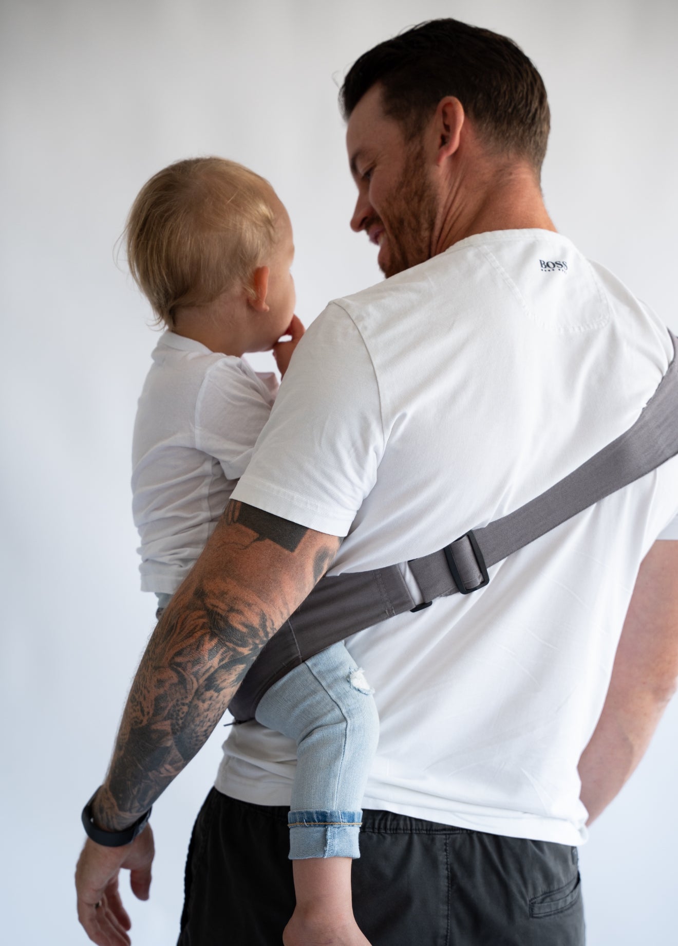 Rouu Baby II Grey Stone Extendable hip carrier with back strap, front view